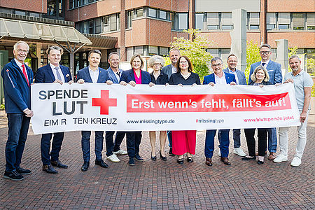 Foto der Unterstützer der Kampagne "Blutspende - erst wenn's fehlt fällt's auf" des DRK