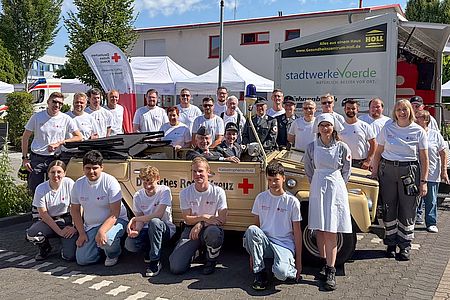 Gruppenfoto der Helferinnen und Helfer des DRK Ortsvereins Wesel zum 100-jährigen Jubiläum